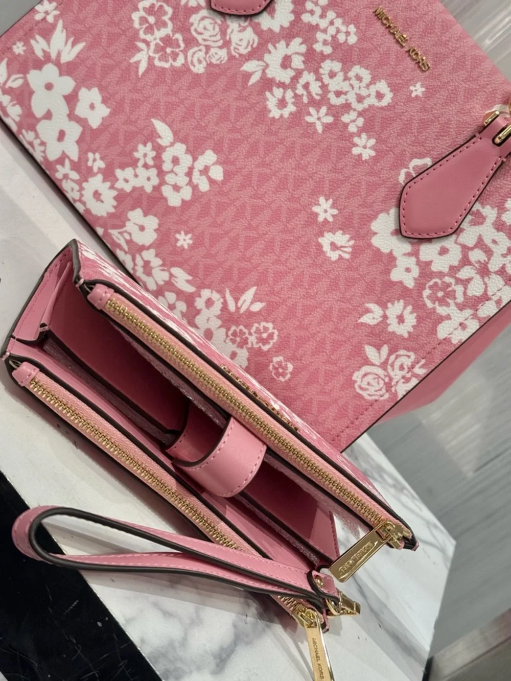 NWT MICHAEL KORS Marilyn Medium Printed Signature Logo Satchel and wristlet set - Picture 6 of 11